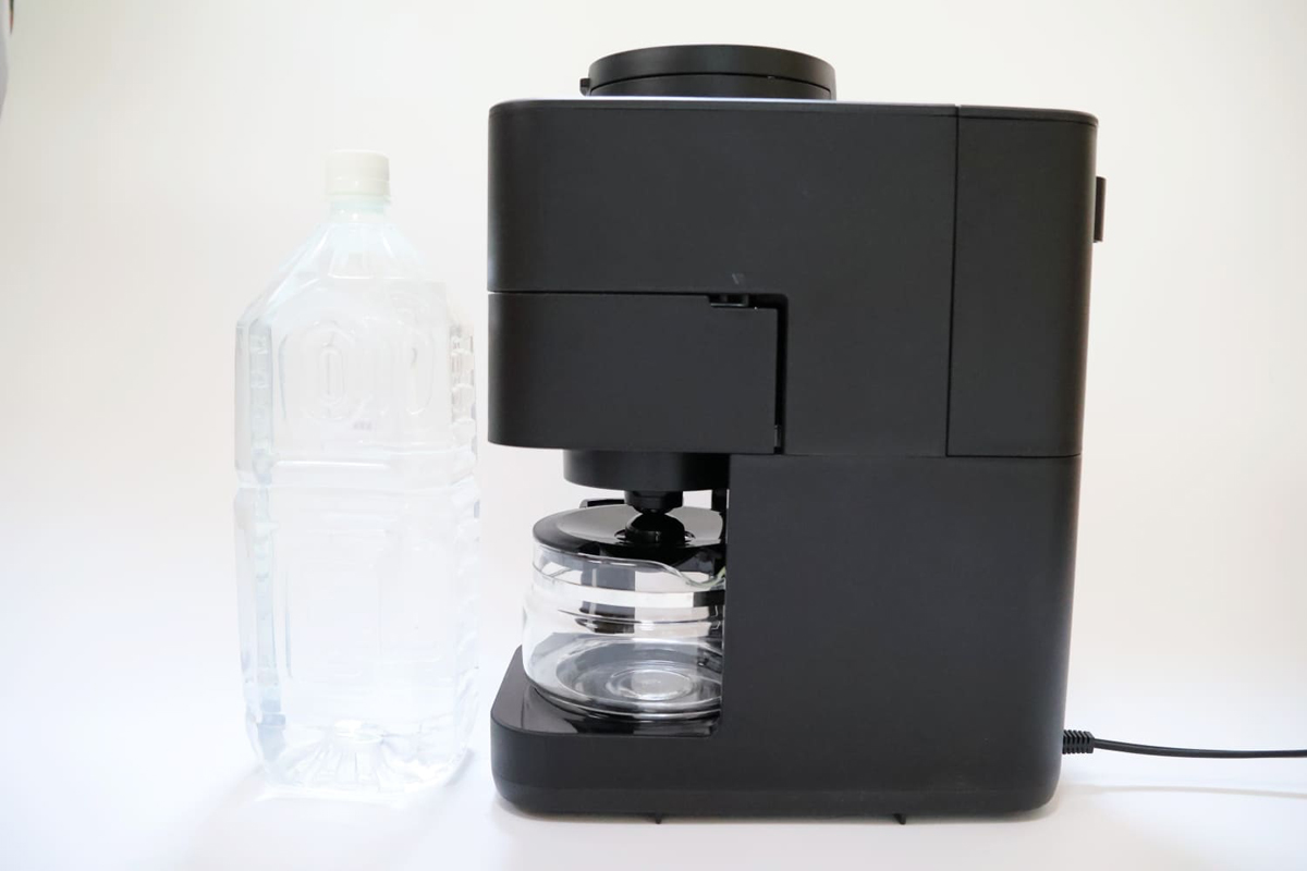 本体サイズは152×272×349mm(幅×奥行き×高さ)、重量は3.2kg。容量は545ml(4カップ)。消費電力は770W。計量スプーンが付属