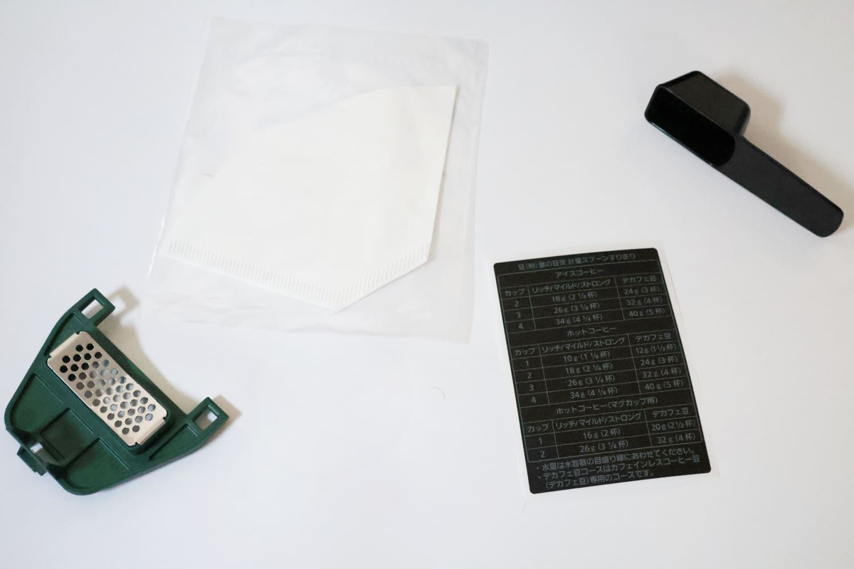 付属品は左からメッシュフィルター(粗挽き)、ペーパーフィルター(3枚)、豆量ガイド(本体に貼って使う)、計量スプーン(すりきり1杯約7～8g)