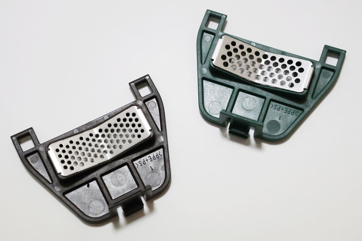 メッシュフィルター。左から中細挽き(標準搭載)、粗挽き(付属品)。粗挽きはすっきりとした味を好む人向き