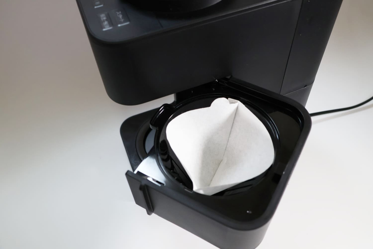 バスケットに沿うようにペーパーを入れて、フタを被せる