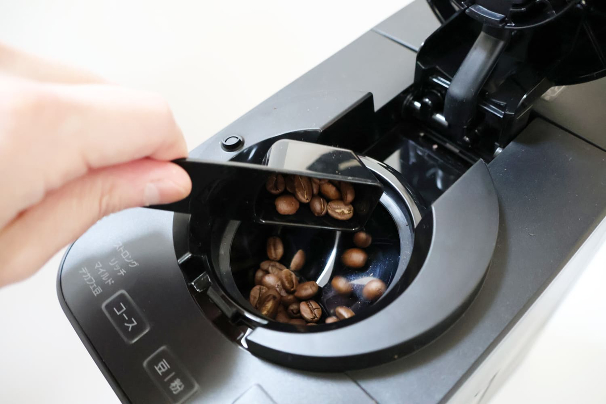 豆量の目安(ホットコーヒー)は1カップ：10g、2カップ18g、3カップ26g、4カップ34g