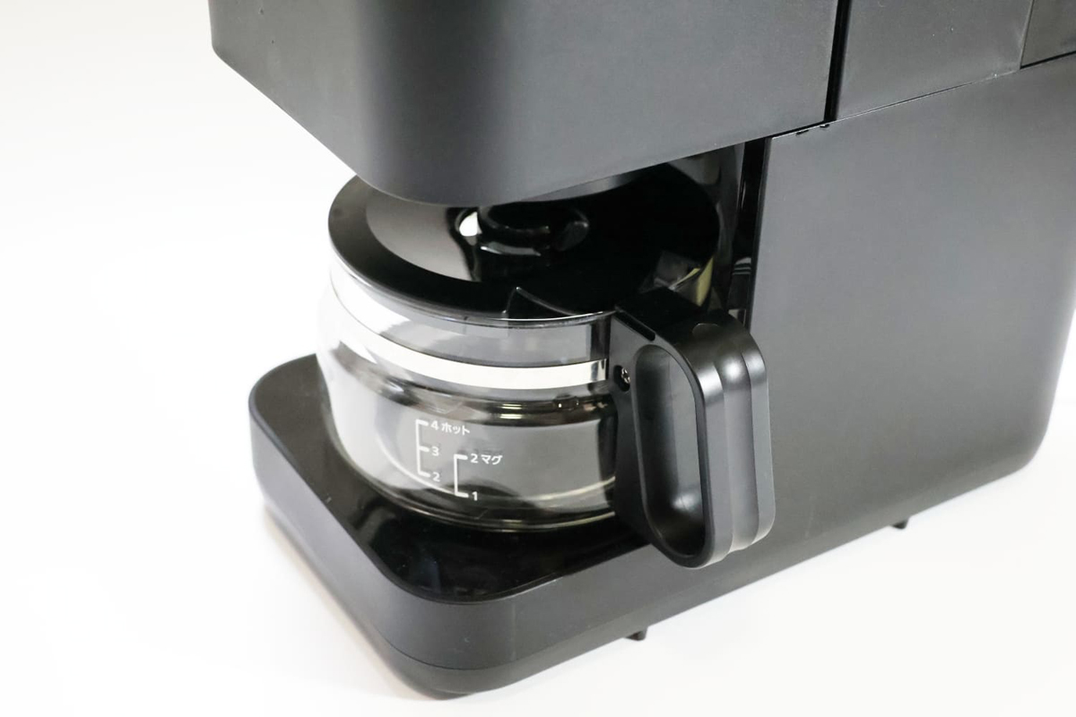 専用のガラス容器に抽出。カップに直接注ぐ機能は搭載されていません