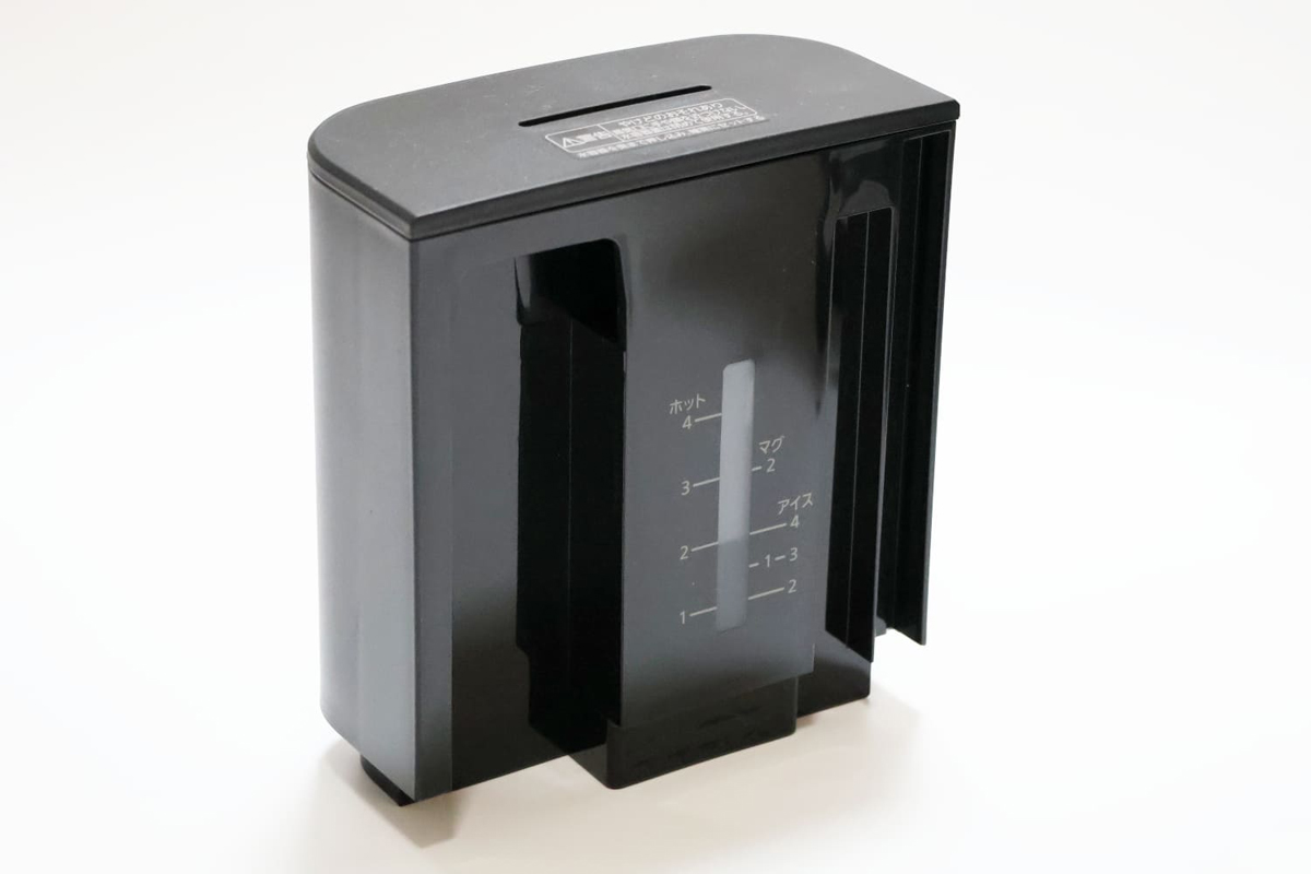 1カップはホット約120ml、マグカップ約180ml。抽出したい杯数に該当する水位線まで注水。水位線の4を超えるとコーヒーが溢れる原因に。親切設計でどのくらい注水すればよいかひと目でわかる