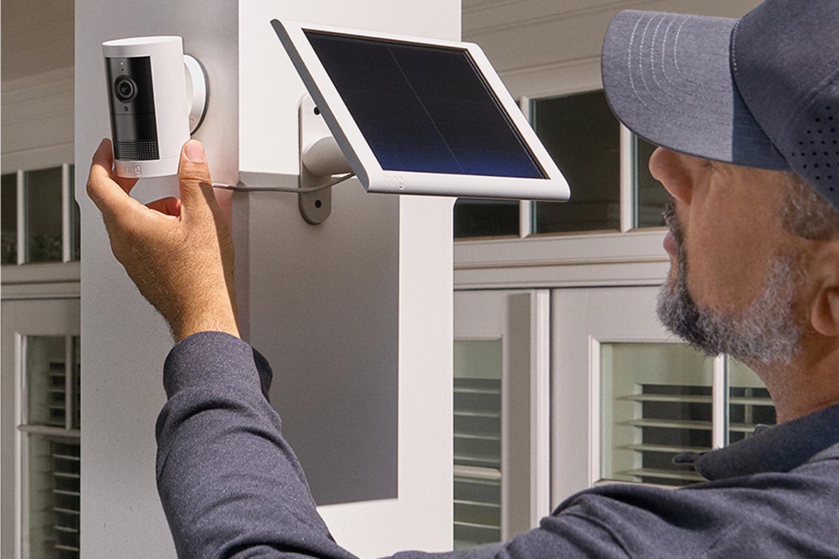 ソーラーパネルからの給電も可能