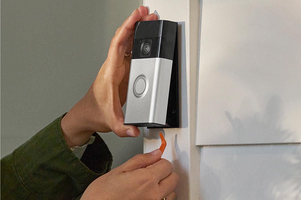 マグネットで玄関ドアに取り付けられる「Ring Battery Doorbell」