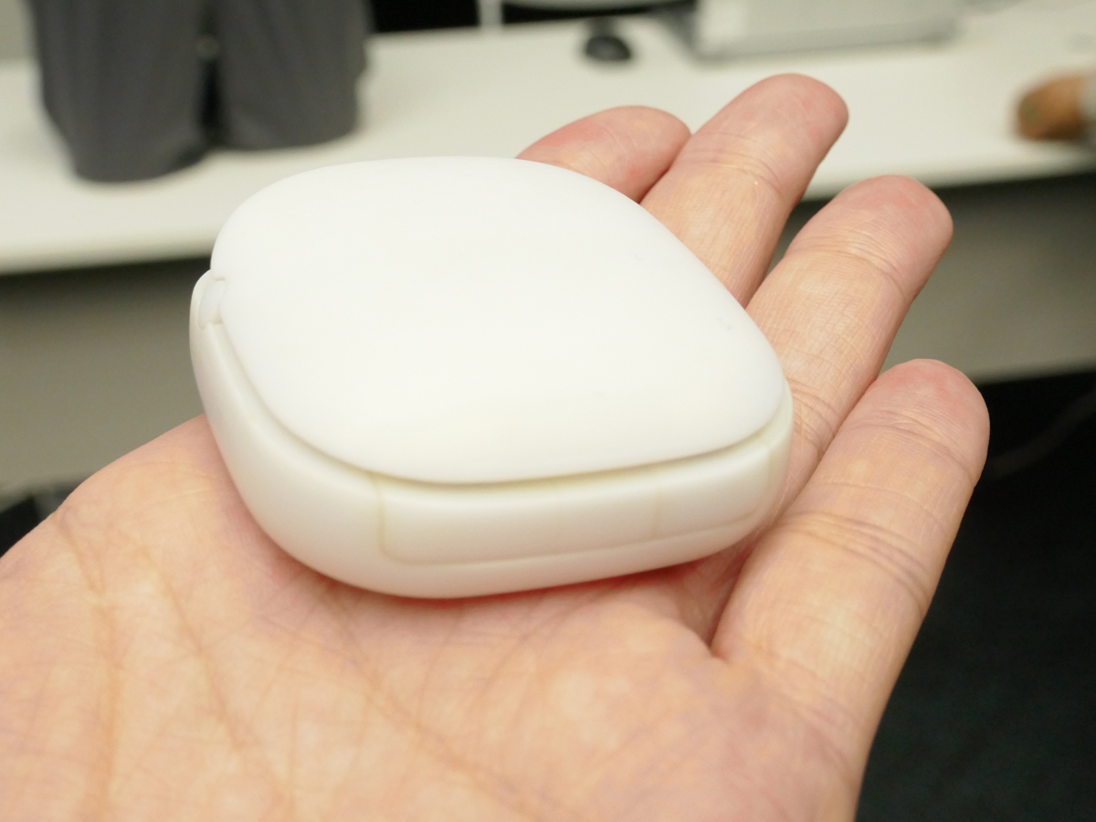 就寝中に腹部周辺の衣服内温度を計測することで月経リズムに伴う二相性が把握できることを実証。写真は本検証に用いられたデバイス