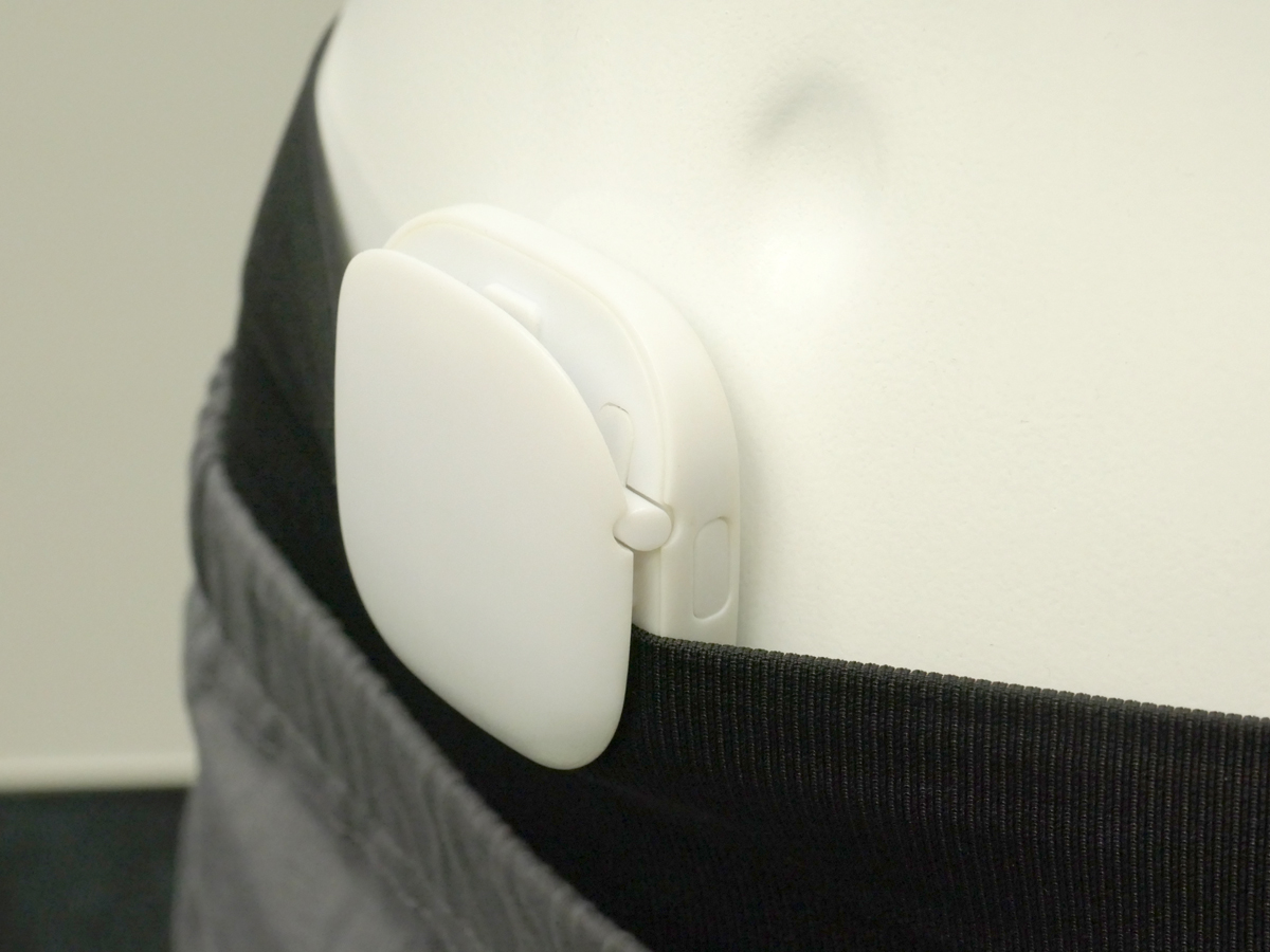 検証に用いられたデバイス。下着に挟んで使用する