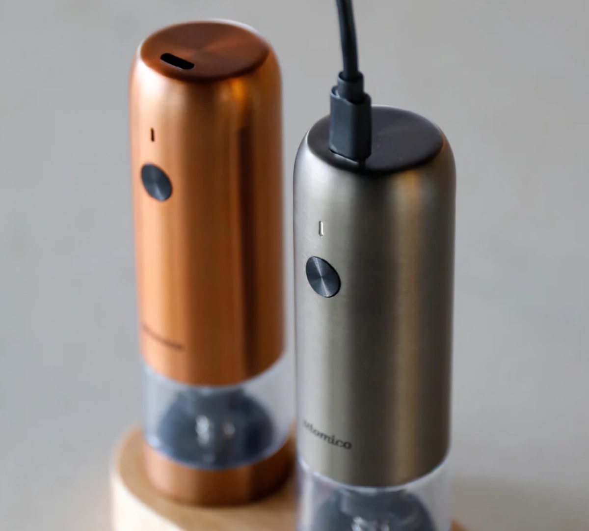 スタンドに置いたまま充電可能