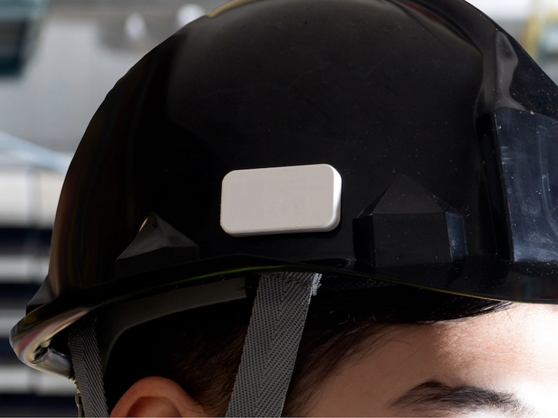 ヘルメット装着型のスマートタグ