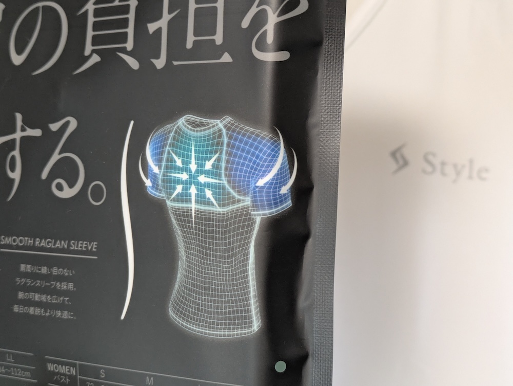 胸を開いて肩甲骨を寄せて、正しい姿勢に近づけてくれる