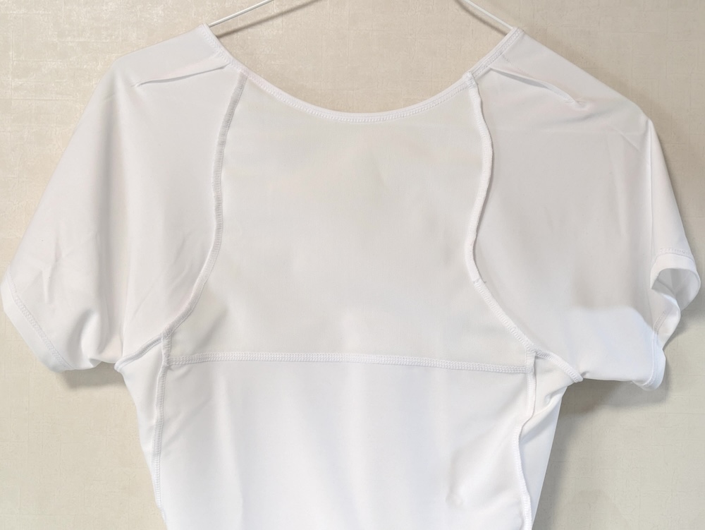 裏返しにした背中側。肩甲骨あたりは伸縮しにくい