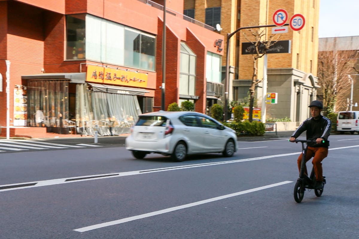 特定小型原付なので最高速度は20km/hで、交通量の多い幹線道路ではちょっと気を遣う