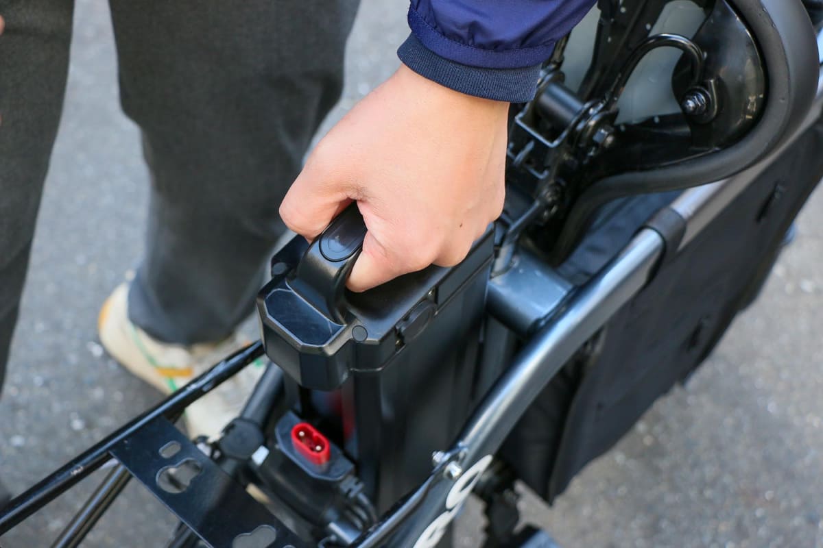 バッテリーは電動アシスト自転車のような形状で、容量は624Wh(48V/13Ah)