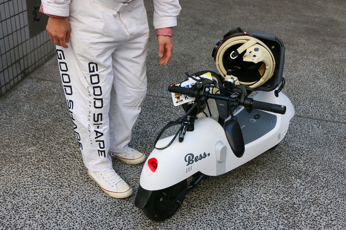 ハンドルとシートを折りたたむと写真のようなサイズ感に。軽自動車にも積み込めるという