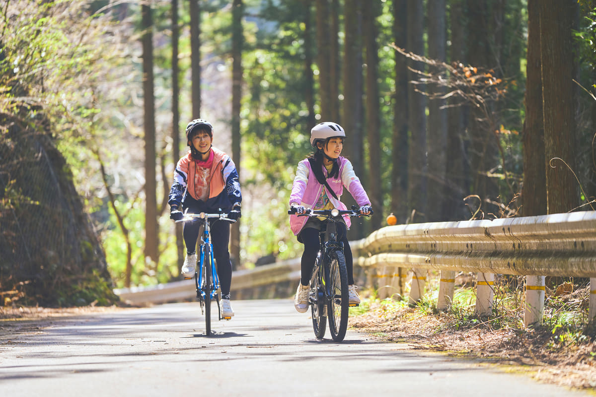 スタートから順調なペースで走る絹代さんと紅香さん。紅香さんは奥多摩は初めてで、東京とは思えない自然の雰囲気に目が輝きます
