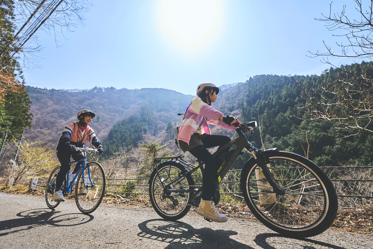 時折景色に目を向けつつ、会話しながら楽しく走る。出発からここまでの道中でも「親子でサイクリングを楽しみたい」と思いながらも、スポーツバイクやe-bikeのビギナーの方は、まずは近所の試乗車設置店のレンタルで慣れてから、ガイドツアーやサイクリングを楽しむことをおすすめします