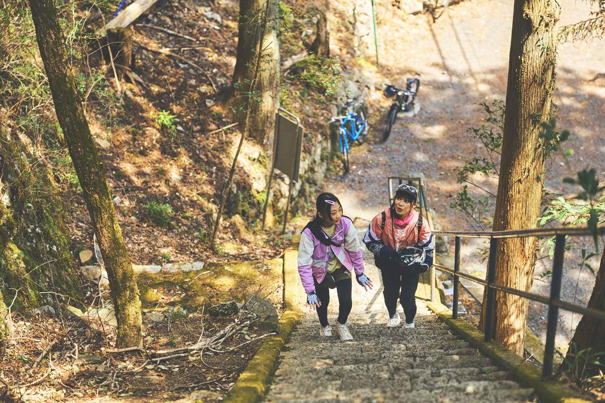 普通の自転車で疲れてしまうと、見たいスポットでも急な階段があれば諦めたくなるもの。でもe-bikeなら平気