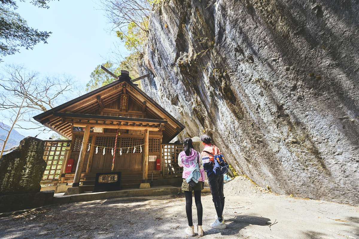断崖絶壁のような白髭の大岩に圧倒される