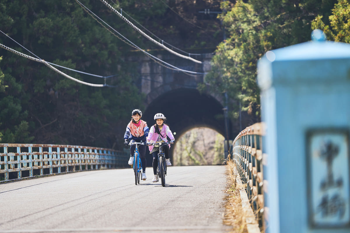 「中山橋」を渡って少し行くと幹線道路へ