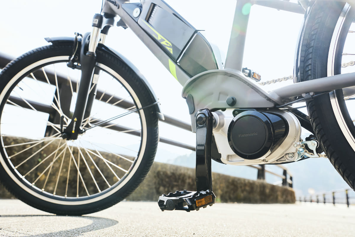 子供が走行に集中できるようにアシストスイッチやディスプレイは装着されていないが、大人用モデルと同じドライブユニットとバッテリーを搭載。「XEALT SJF」はパワフルな走破性の高さも魅力