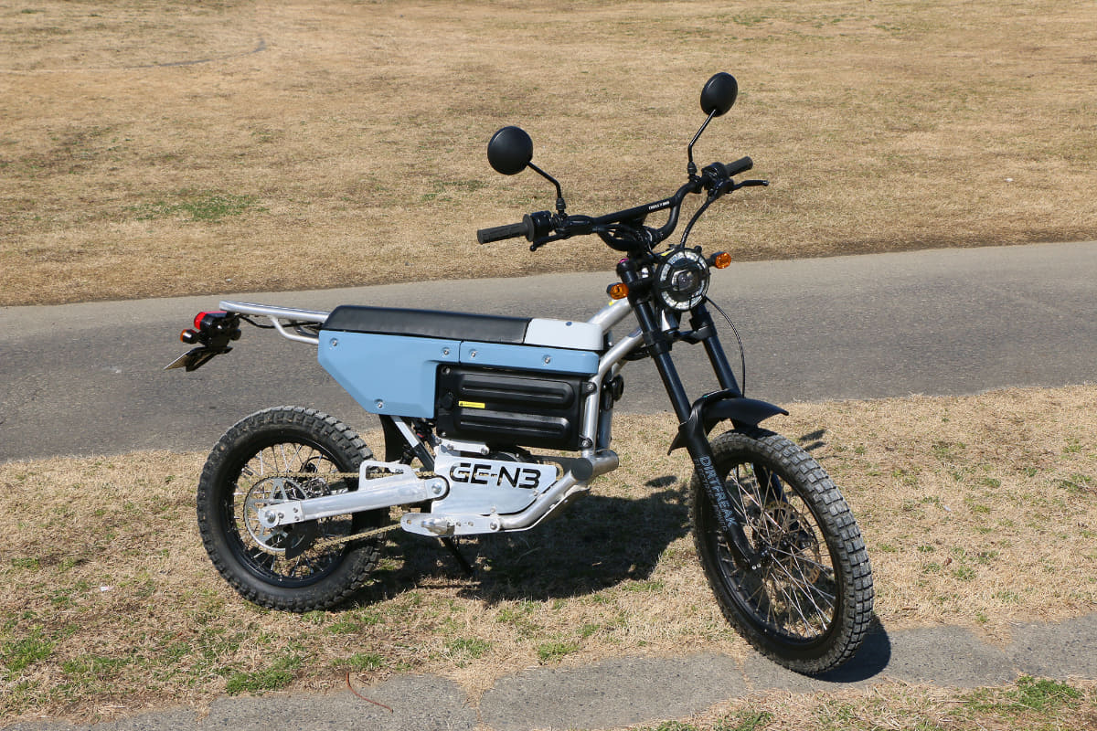 全長は1,820mmで、重量は58kgとかなり原付一種のエンジン車と比べても軽量。価格は396,000円