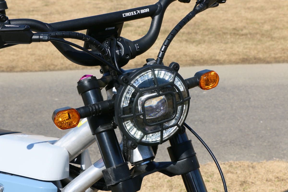 丸目のLEDライトにはガードが装着されていて、親しみやすさの中にもアウトドアのイメージを採り入れています