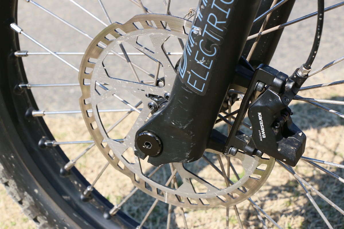ブレーキは前後ともMTB向けの4ポッドキャリパーを採用。ディスク径は前203mm、後160mm