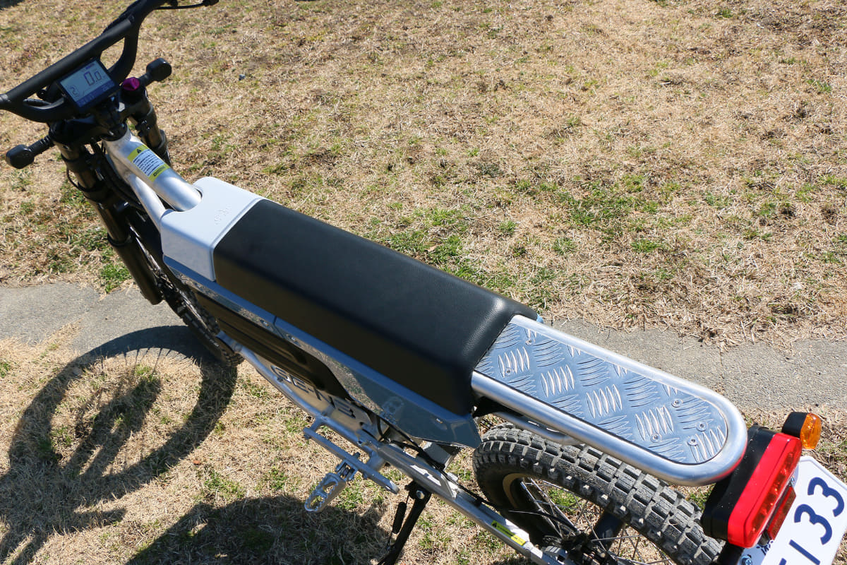 細身で前後に長いオフロードバイクっぽいシート。長時間座り続けるとちょっとお尻が痛くなりそう……