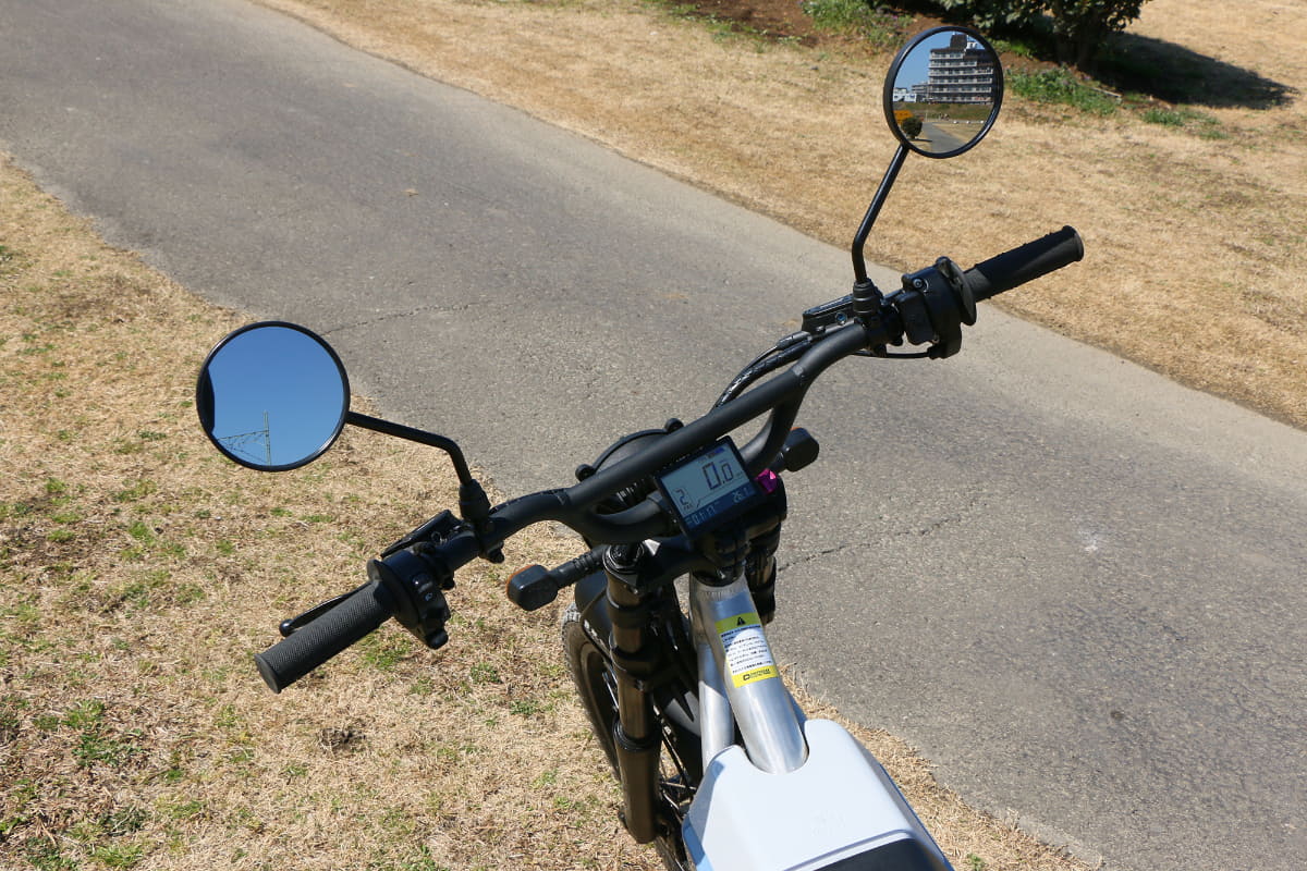 ハンドル位置は高めで中央にメーターディスプレイを配置。アクセルは右手を捻る一般的なタイプ