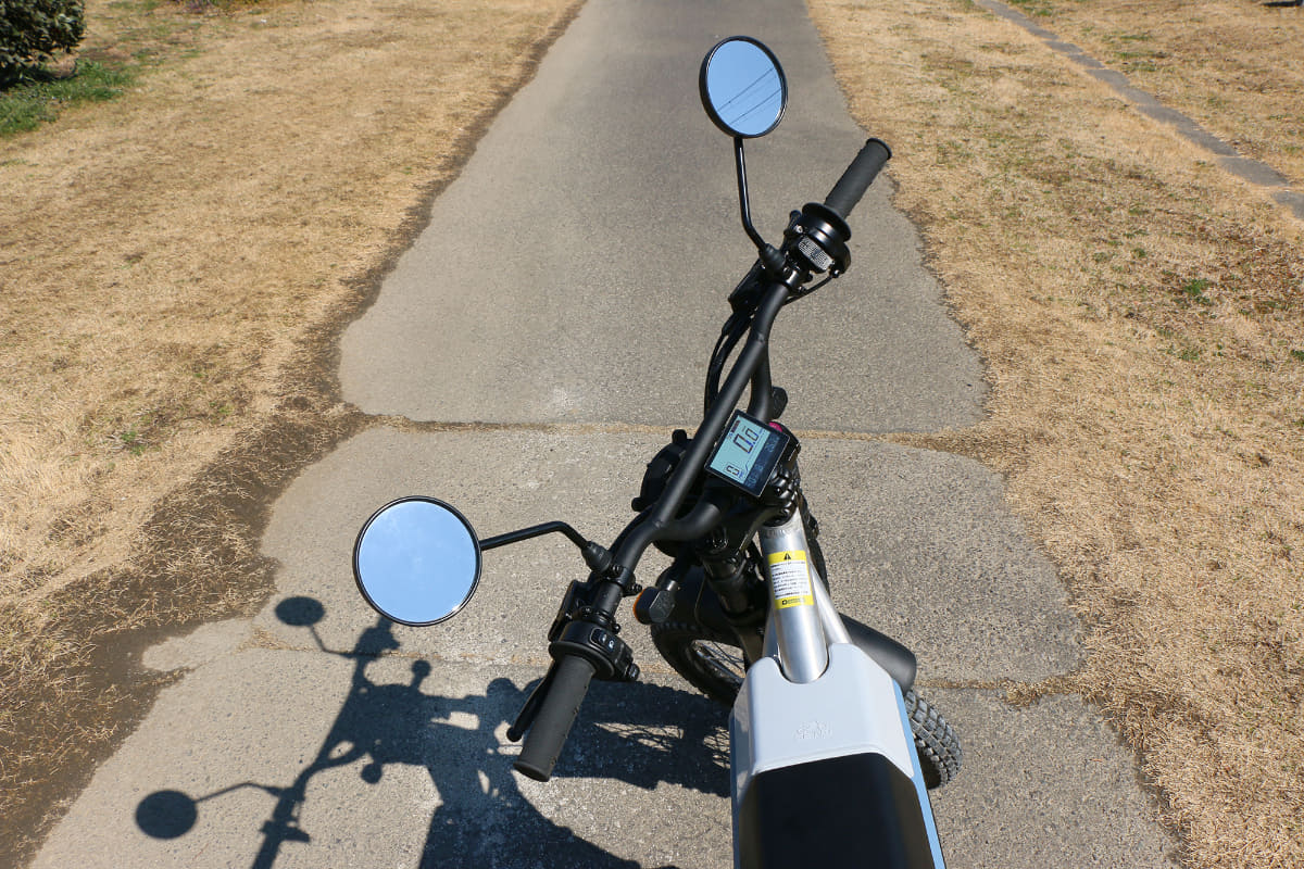 ハンドル切れ角は45°以上あるので、自転車のように取り回しがいい。狭い道での方向転換もラクな印象です