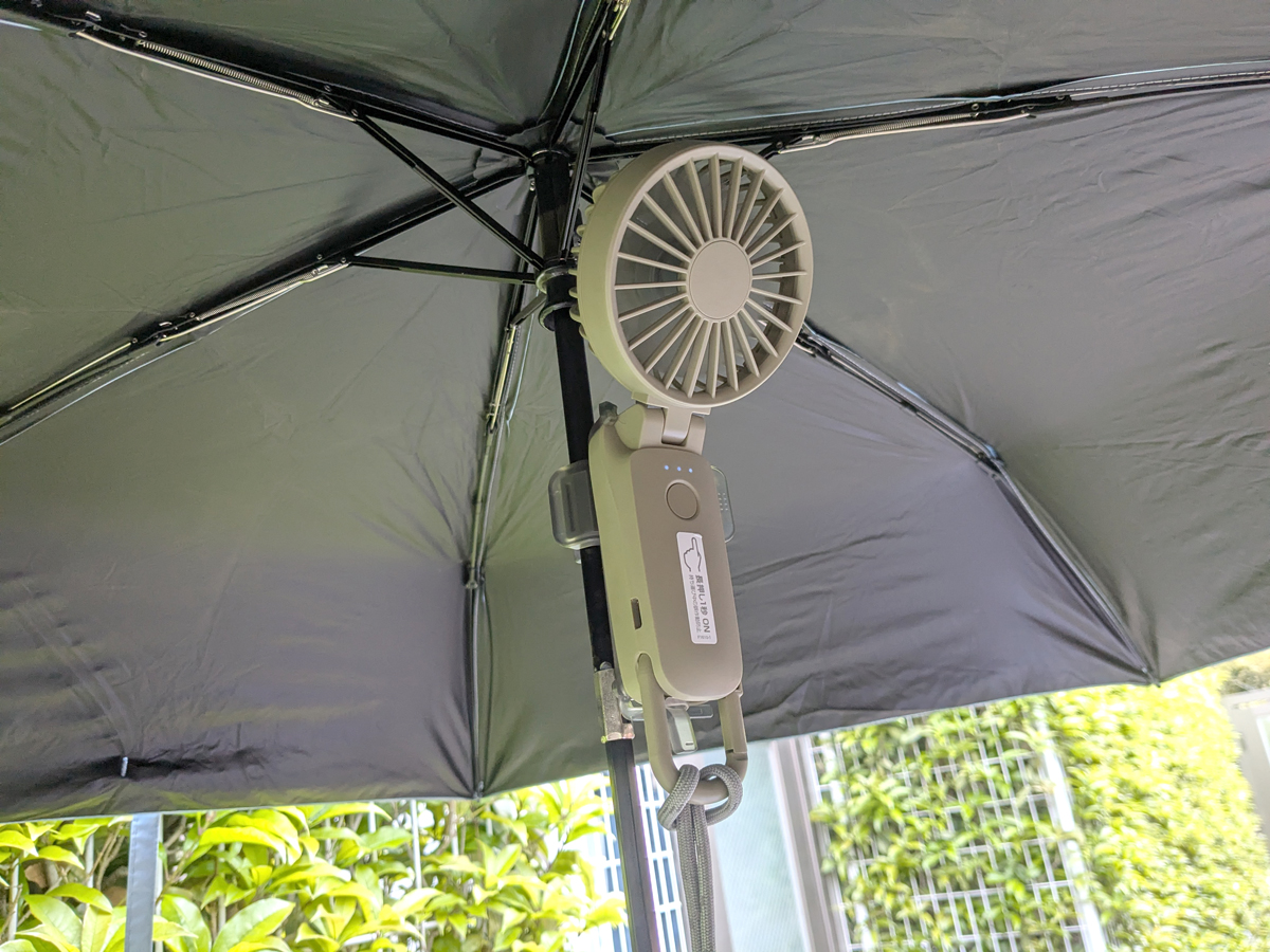 上の方に固定すれば頭の上から風を送れます