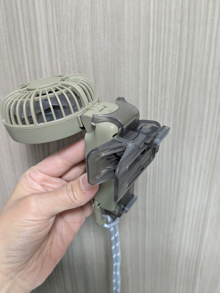 専用アイテムだけに、操作性は抜群。「Silky Wind Mobile 3.2」の背面全体をホールド