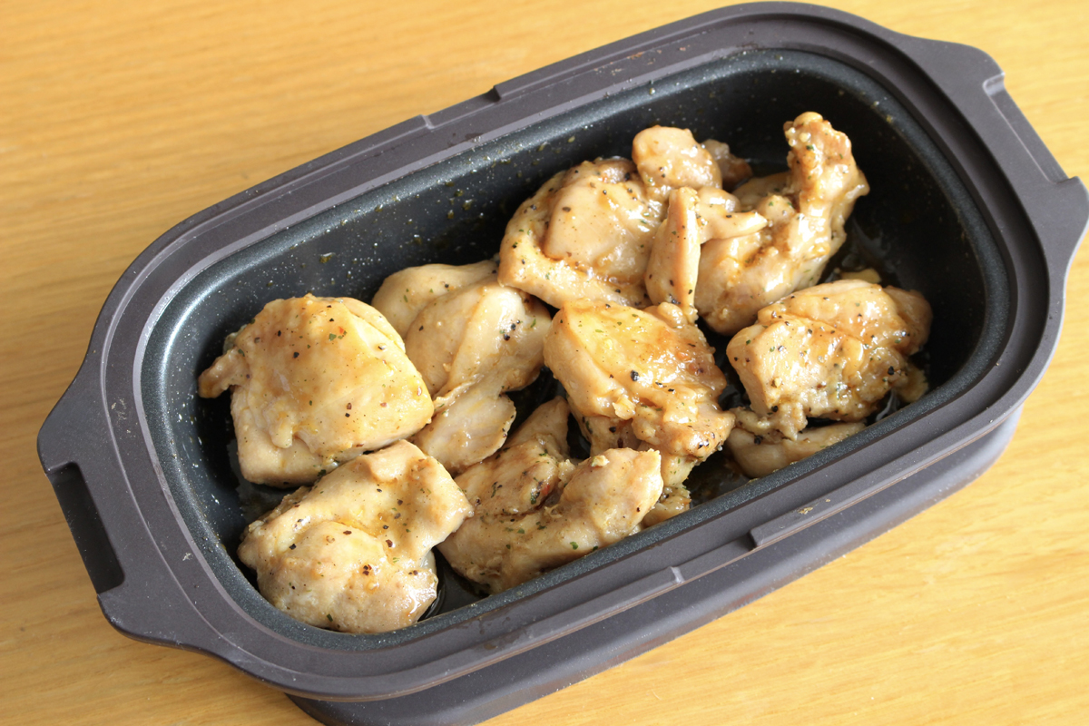 甘辛タレに漬け込んだガーリックチキンもジューシー!