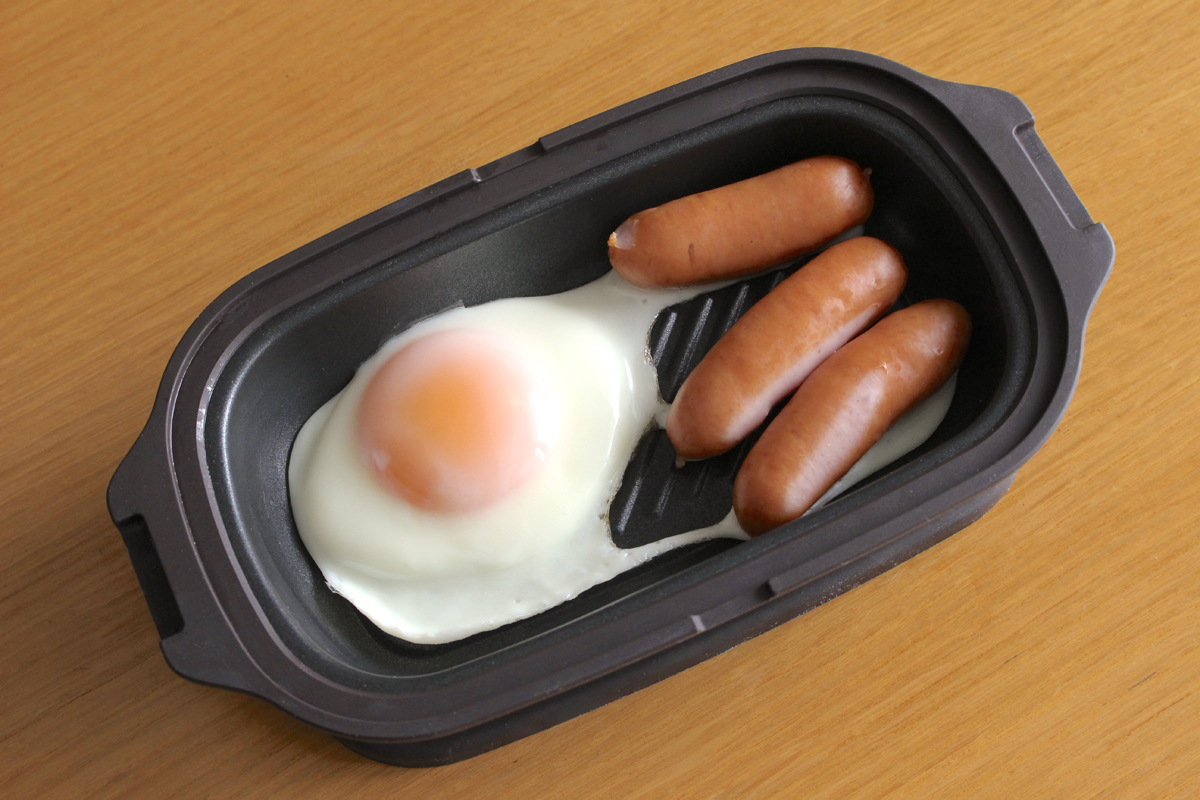 卵とウインナーを一緒にプレートに入れ、フタを閉めて6〜7分加熱すれば簡単なおかずに