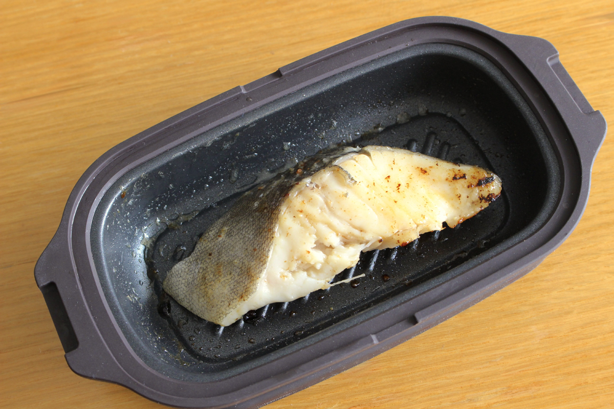 タラの西京焼きは、2分加熱→ひっくり返して2分加熱のトータル4分で完成。身が大きめの時は、少し延長して加熱するといいです