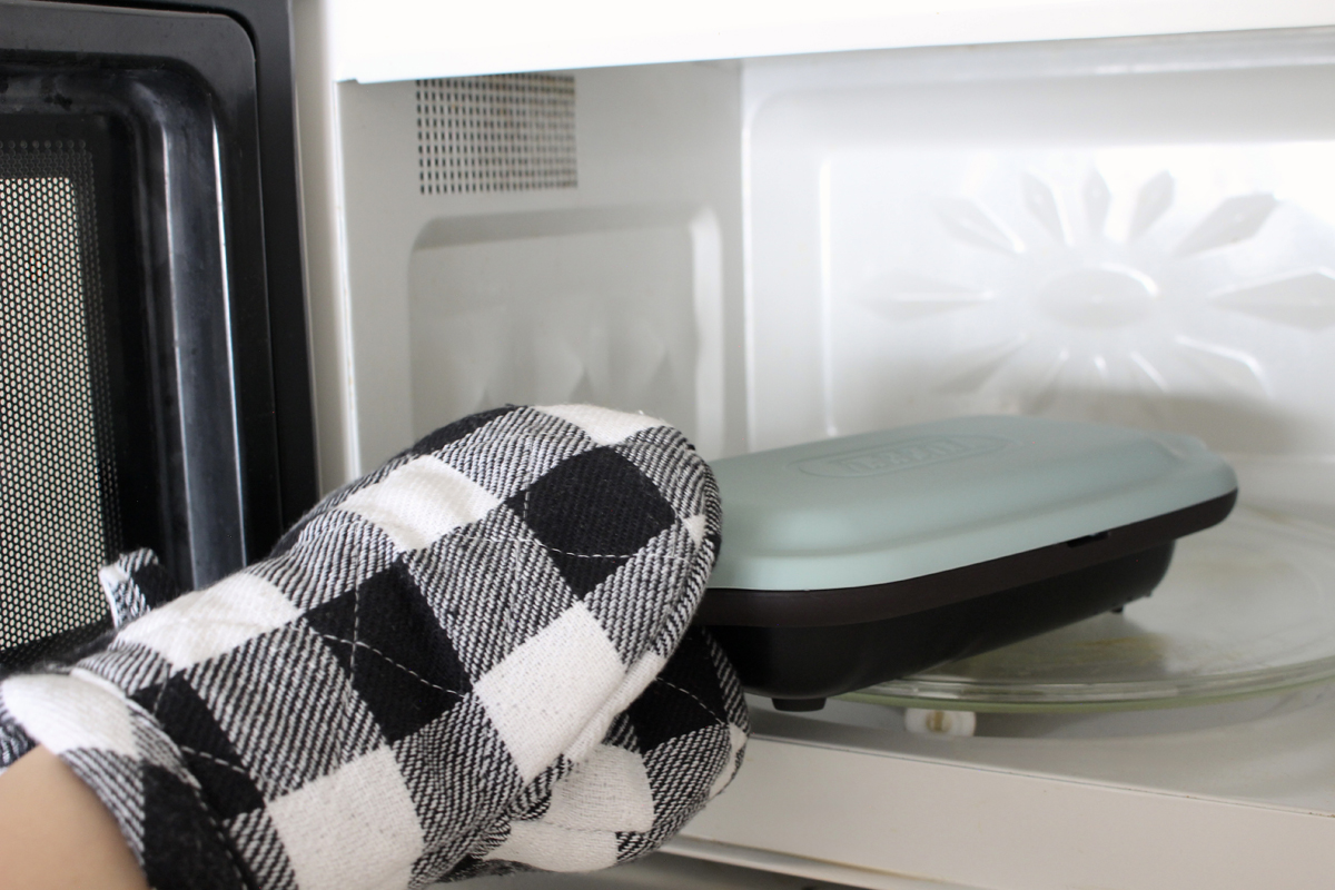 加熱直後の本体はかなり熱いので、電子レンジから取り出すときは必ずミトンなどを使いましょう