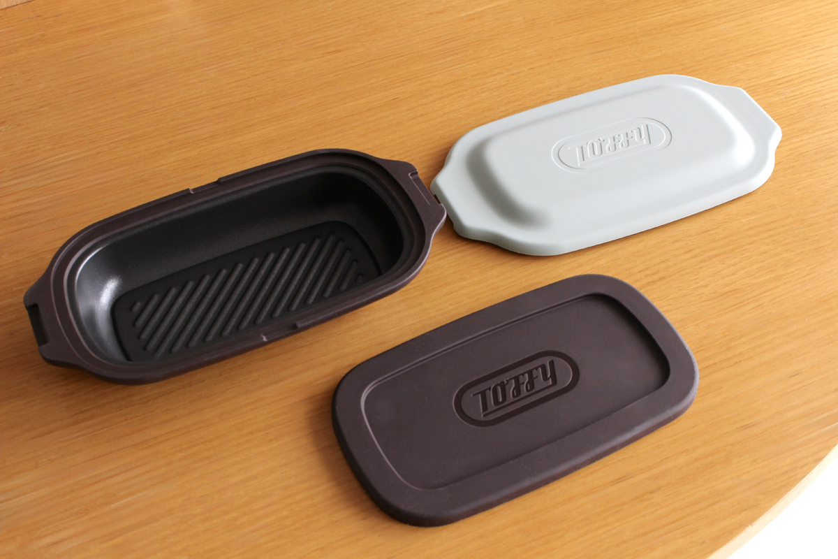 プレート本体とフタのほか、ご丁寧にシリコン製の鍋敷きも付属した3点セット。我が家でお借りしたカラーはペールアクアです