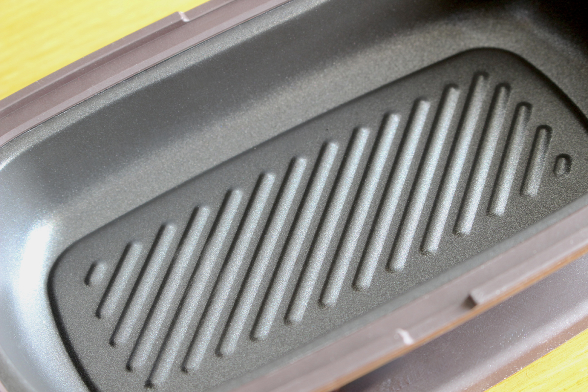 プレート部分とフタの裏側はアルミメッキ鋼板。波型プレートはフッ素加工されていて、食材がこびりつきにくい