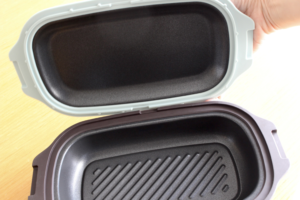 プレート部分とフタの裏側はアルミメッキ鋼板。波型プレートはフッ素加工されていて、食材がこびりつきにくい