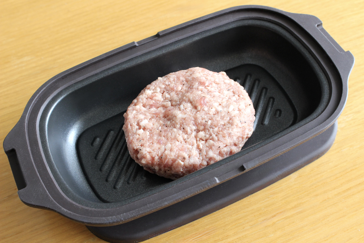 ハンバーグを焼いてみました。タネを入れて……