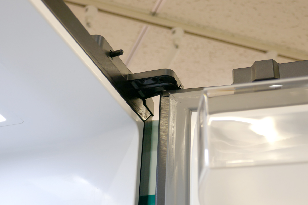 2軸ヒンジを採用