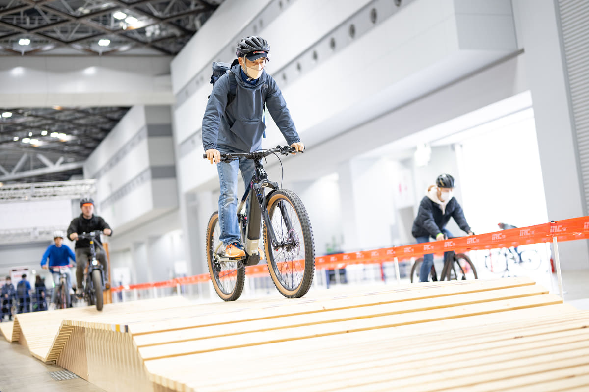 オフロードコースでの最新e-bike試乗イメージ