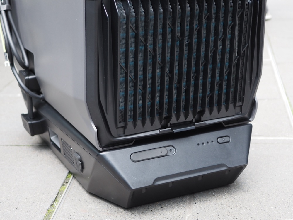 容量1,024Whの専用バッテリーを、本体下部に装着