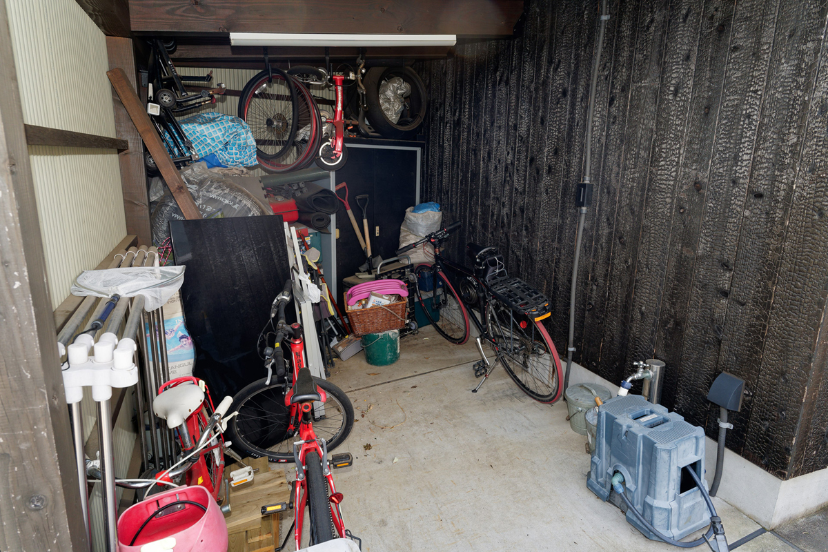 すっかり物置小屋になってしまったガレージ。とにかく掃除がしにくいので汚れても放置気味