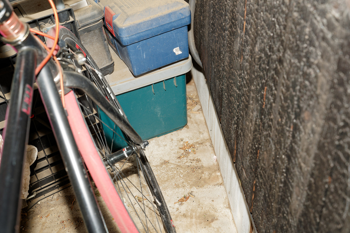 こういうホウキの届きにくい物陰や隙間のゴミを簡単になんとかしたい