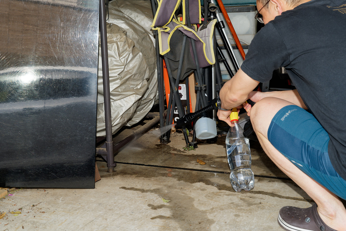 狭い隙間にも狙いをつけやすいのがハンディタイプの良さ