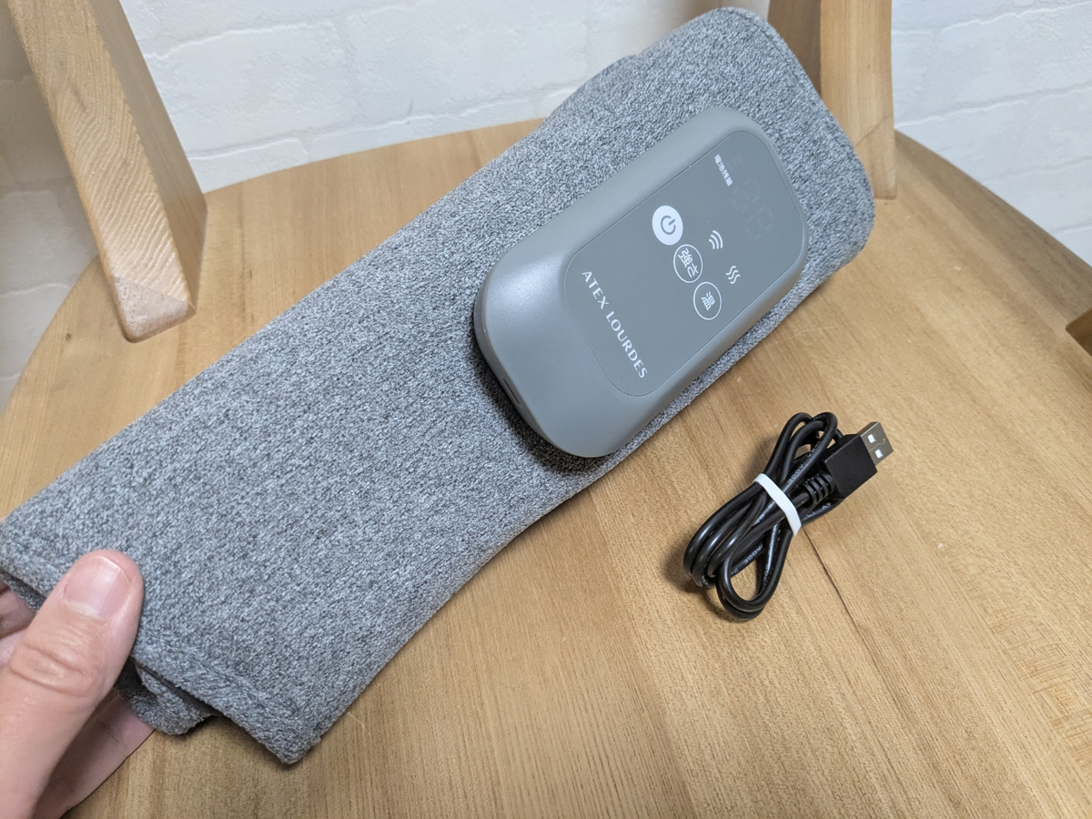 本体は充電式。片足タイプで本体サイズがコンパクト