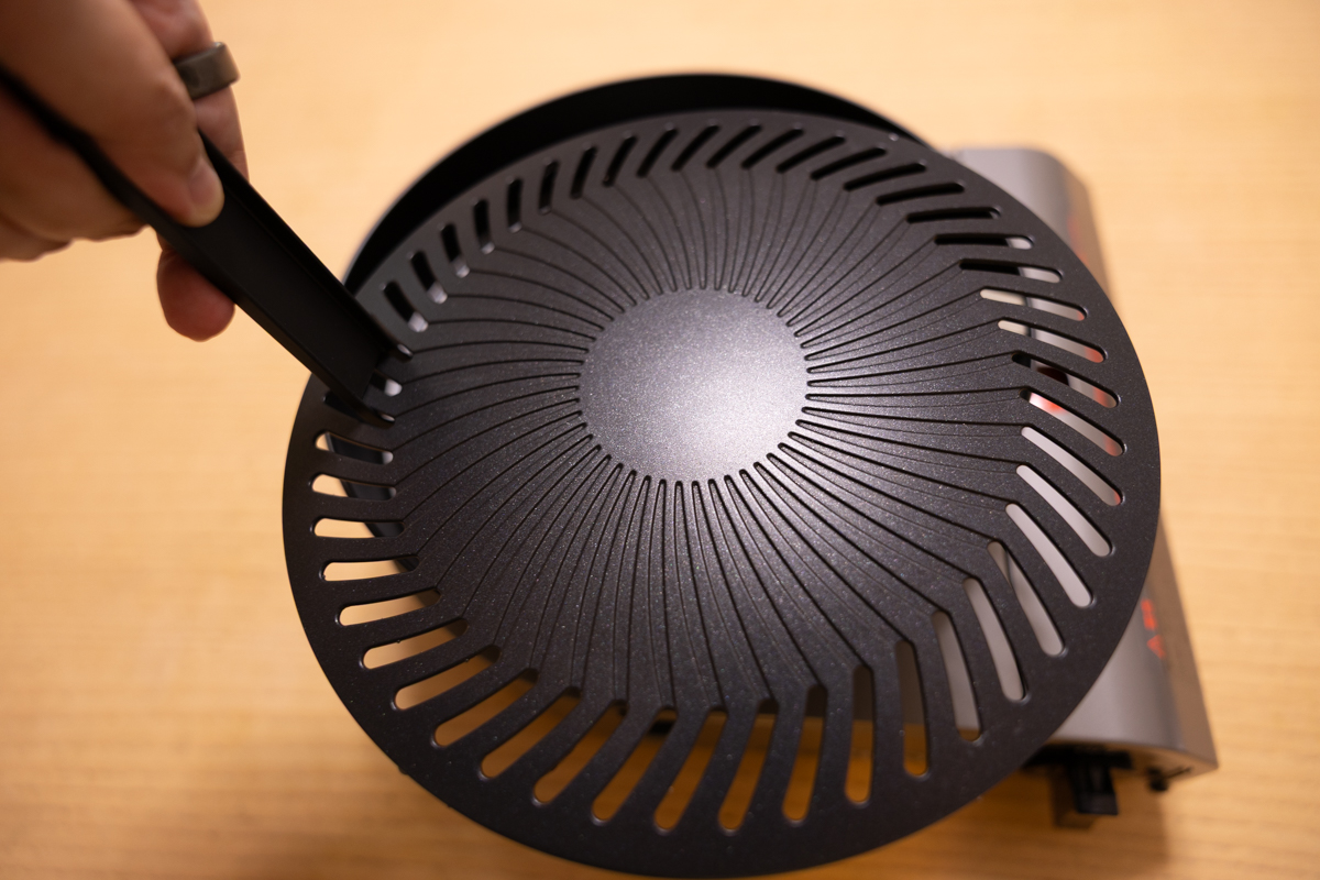 プレートの直径は233mm、専用の取っ手がついてます