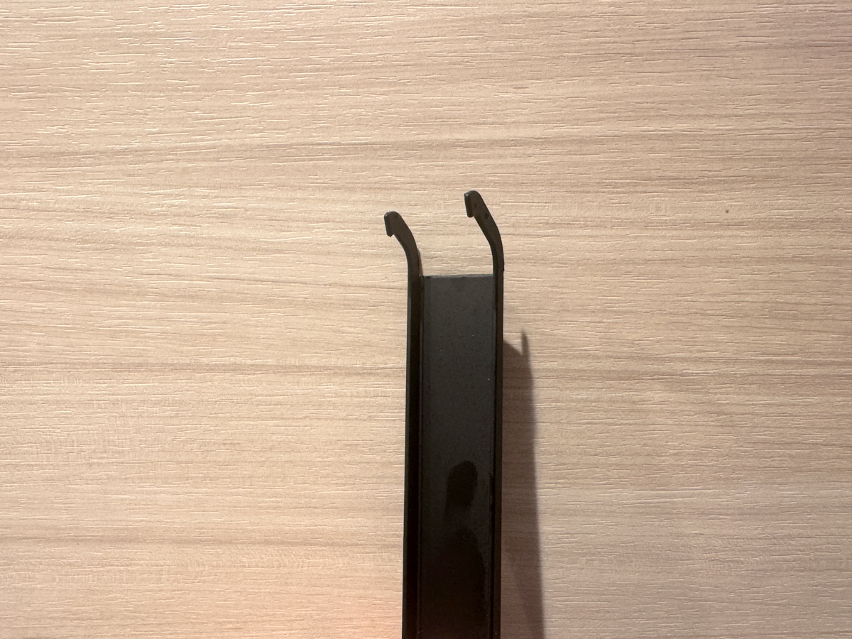 取っ手をよく見るとプレートのカーブに合うように高さが変えられています