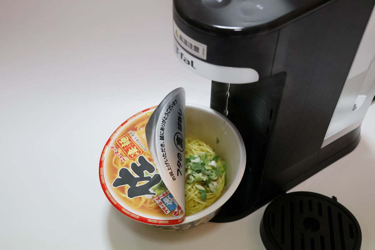 大きめのカップラーメンはトレイにのらない場合も